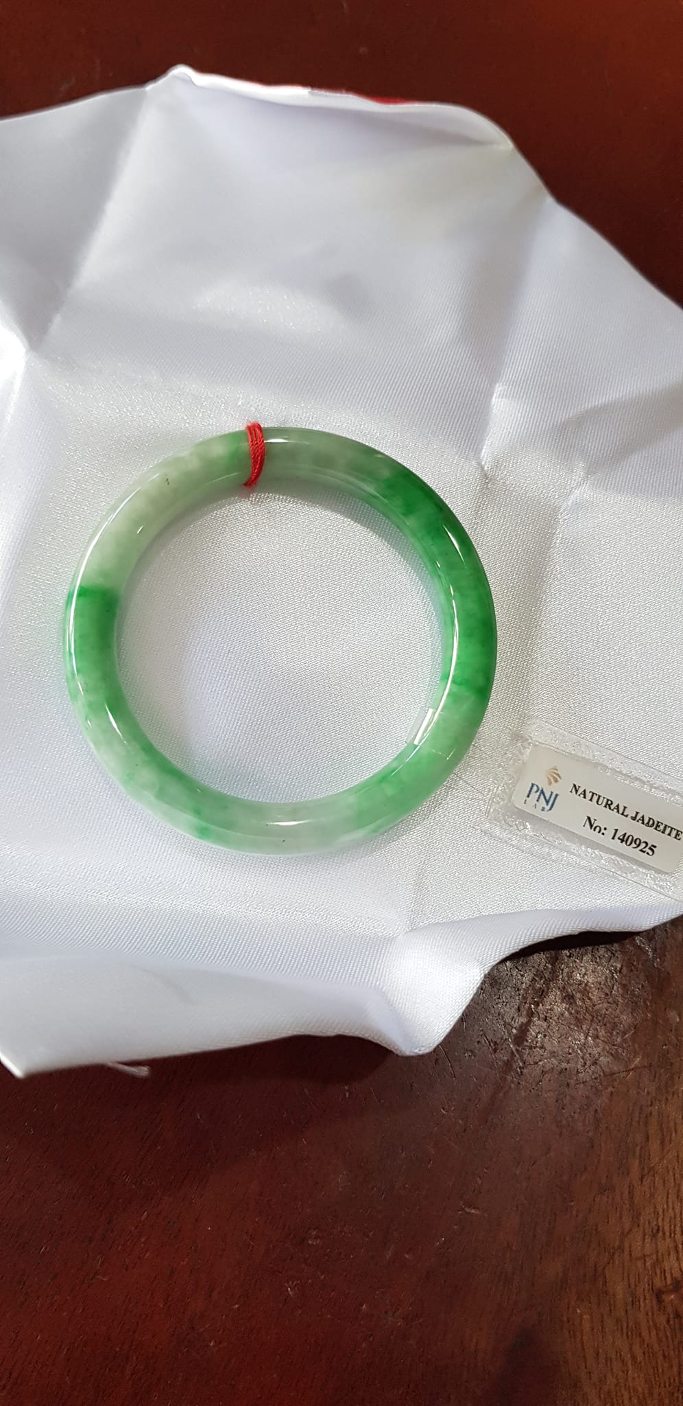 Vòng Cẩm Thạch tự nhiên Đậu Lý Sao Sao Sao Vip 50mm x chột 8mm Vòng cẩm thạch kiểm định P No 140925 Màu Xanh lý tươi bóng sáng mượt bông đậu lý trắng đều đẹp sang Nữ 50kg - 54kg đeo ạ
