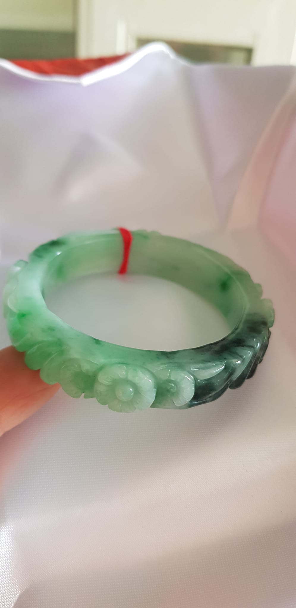 Vòng cẩm thạch tự nhiên chạm Bông Hoa Mai tròn mới đẹp tuyệt vời bản vuông Ni 48mm x cao 12mm x dầy 8mm 100% Đá cẩm thạch thiên nhiên màu Xanh ngọc bóng đẹp đều cả vòng điểm xanh sơn thủy đậm 1 góc thiệt đẹp Nữ 35kg - 48kg đeo ạ