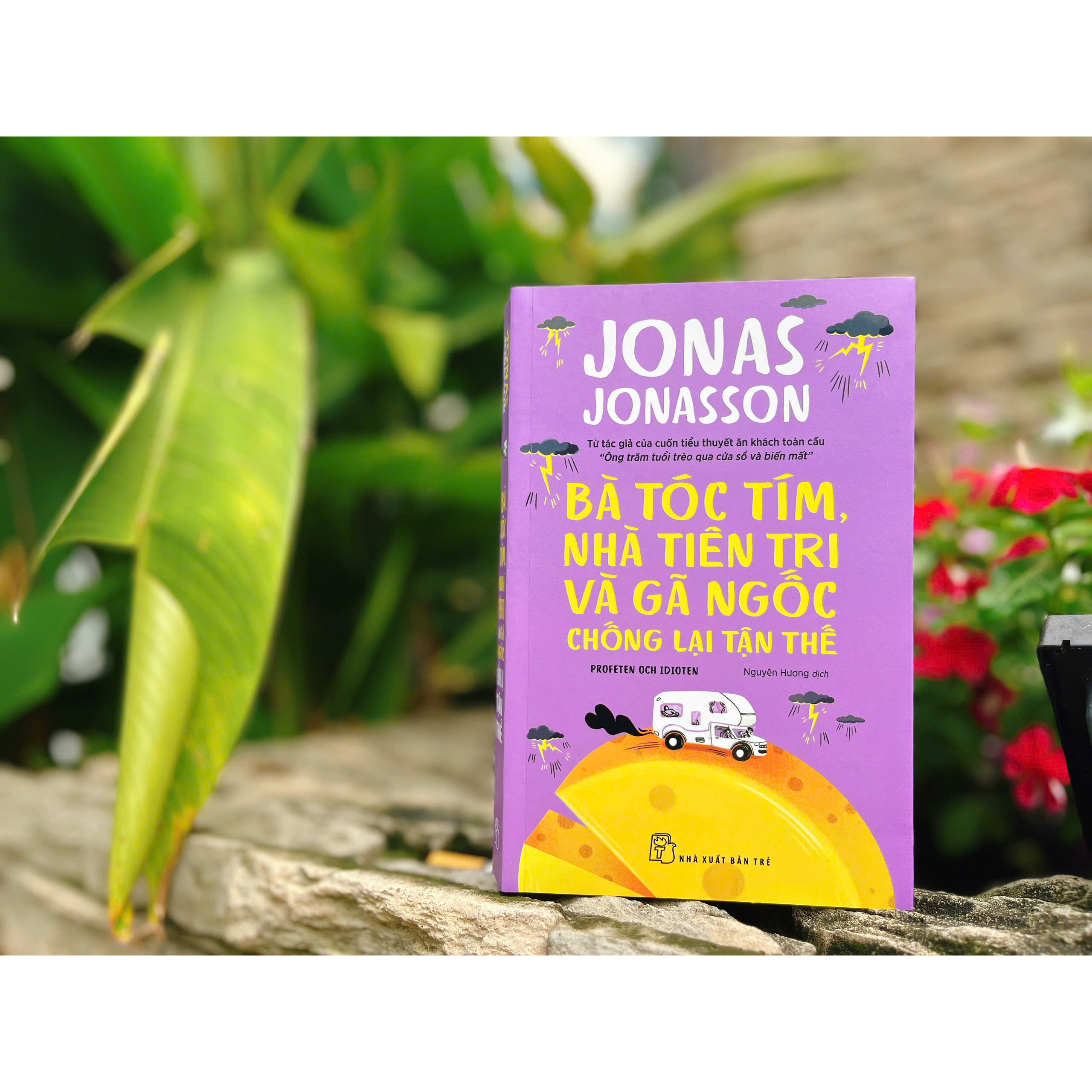Bà tóc tím, nhà tiên tri và gã ngốc chống lại tận thế (Jonas Jonasson)