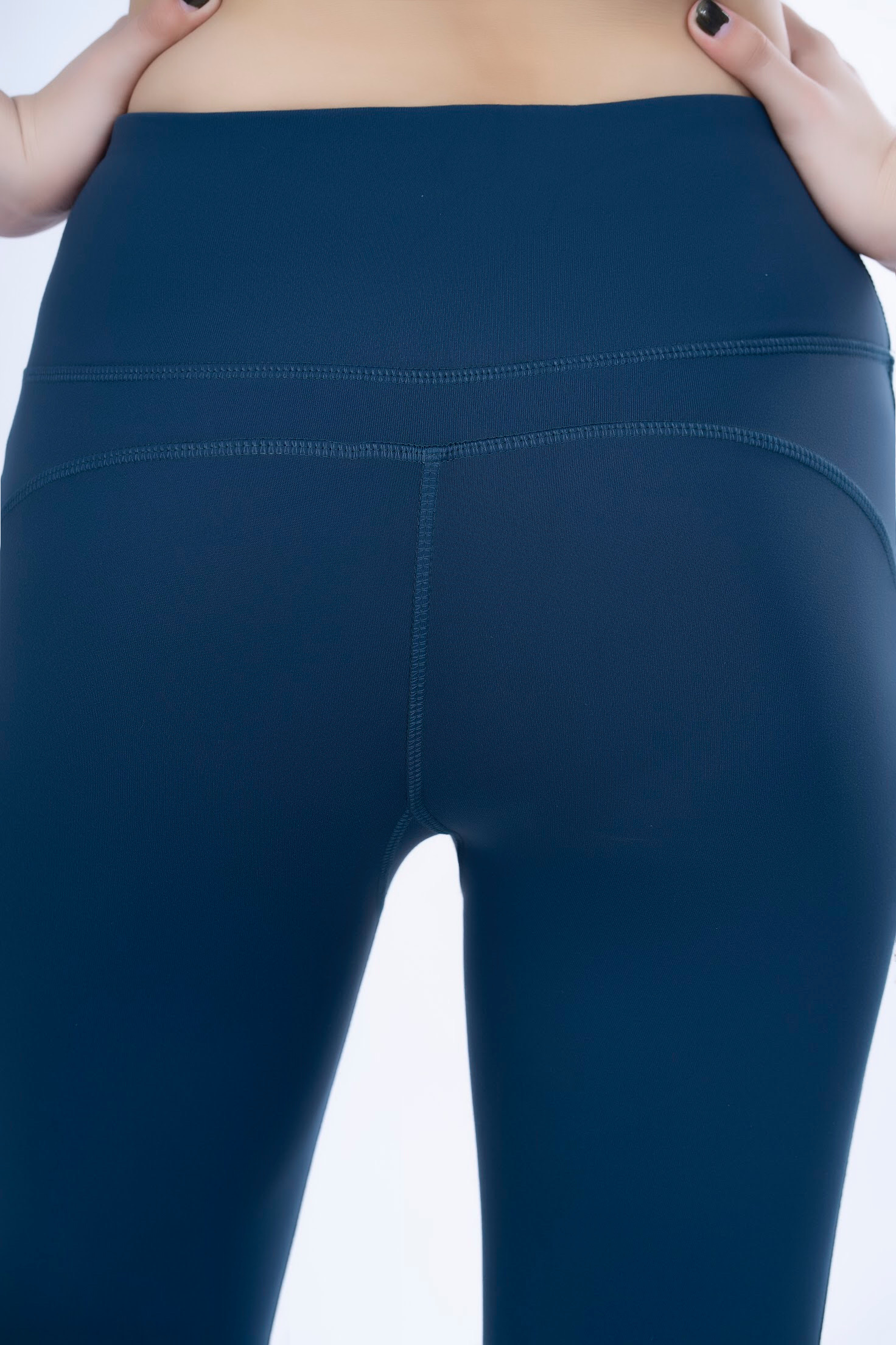 Bộ tập thể thao nữ áo croptop xanh quần lửng xanh - BTL03