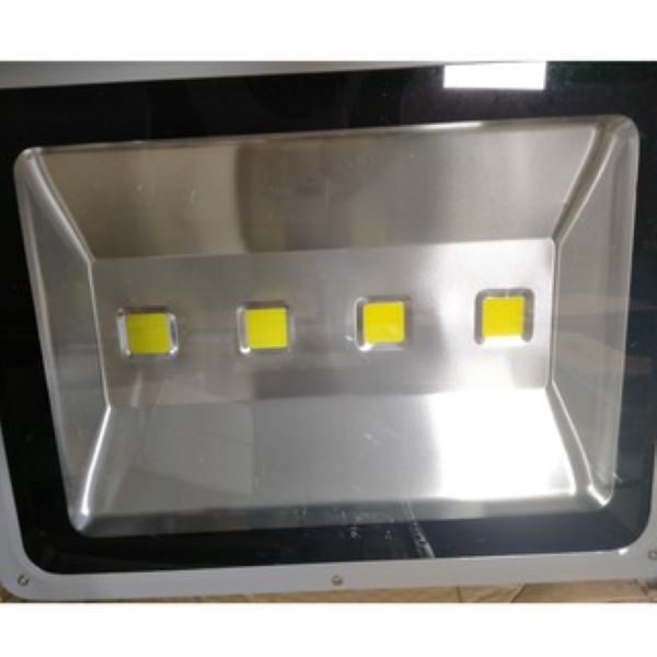 Đèn pha led ngoài trời 200W đủ Watt
