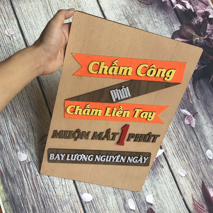 Tranh gỗ treo tường_Chấm công phải chấm liền tay muộn mất 1 phút bay lương nguyên ngày_CRN_01