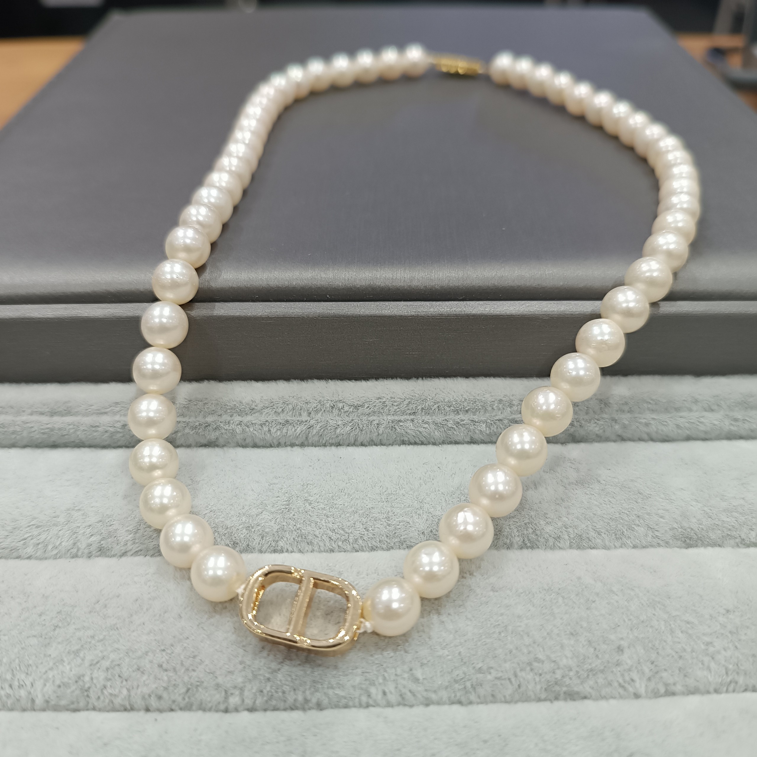 Chuỗi ngọc trai Akoya ánh xà cừ trắng ngà phối charm - MOON Jewelry