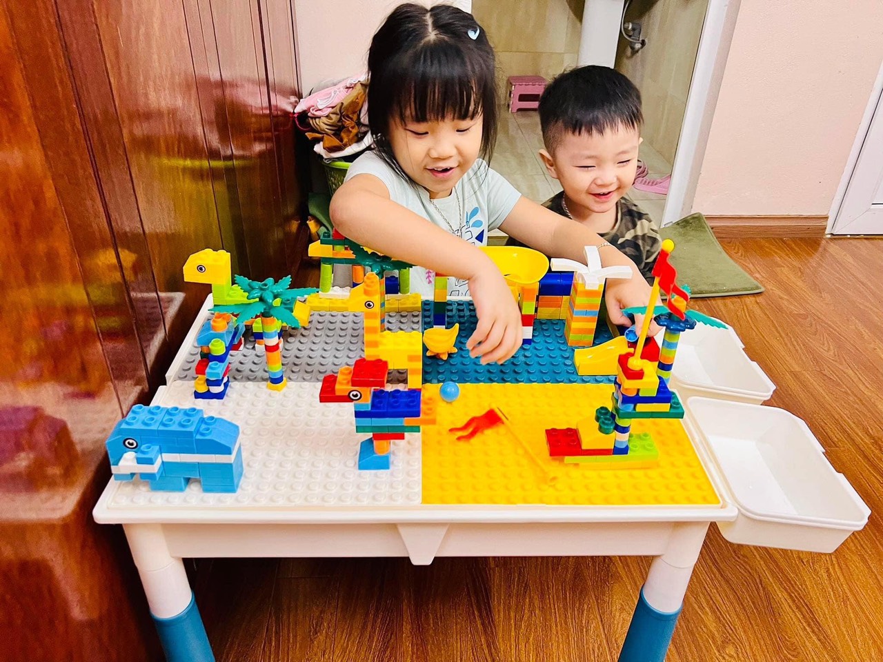 Bộ bàn ghế xếp hình SIZE ĐẠI cho bé kèm 610 chi tiết xếp hình