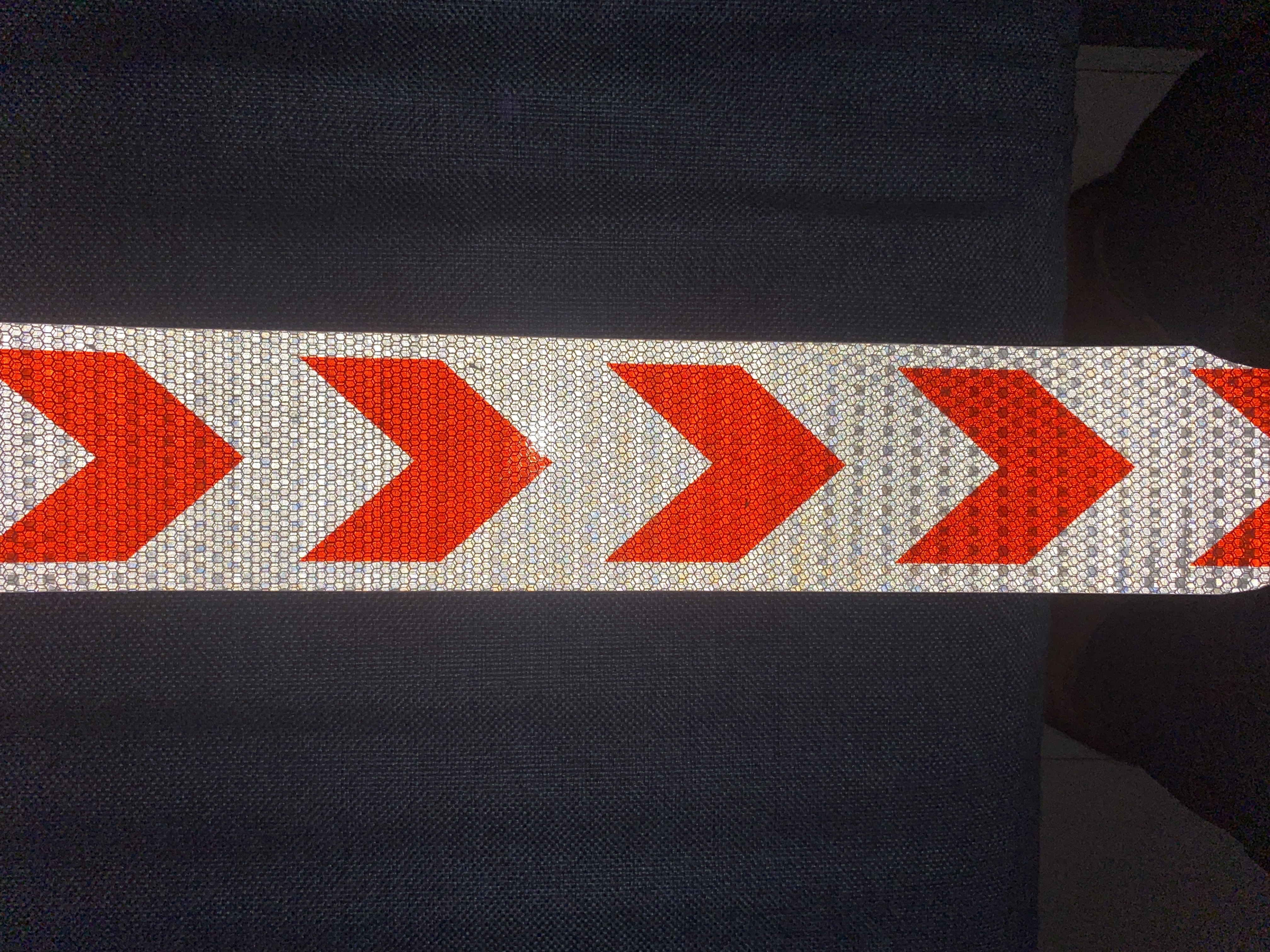 Băng Dính Phản Quang khổ rộng 10 cm x 25 mét, Cảnh Báo An Toàn Hình Mũi Tên Dùng Dán Xe Ô tô, Thùng Xe Tải, Định Hướng An Toàn, chất liệu PVC Chống Thấm Nước - Mũi Tên ĐỎ TRẮNG - Mai Lee