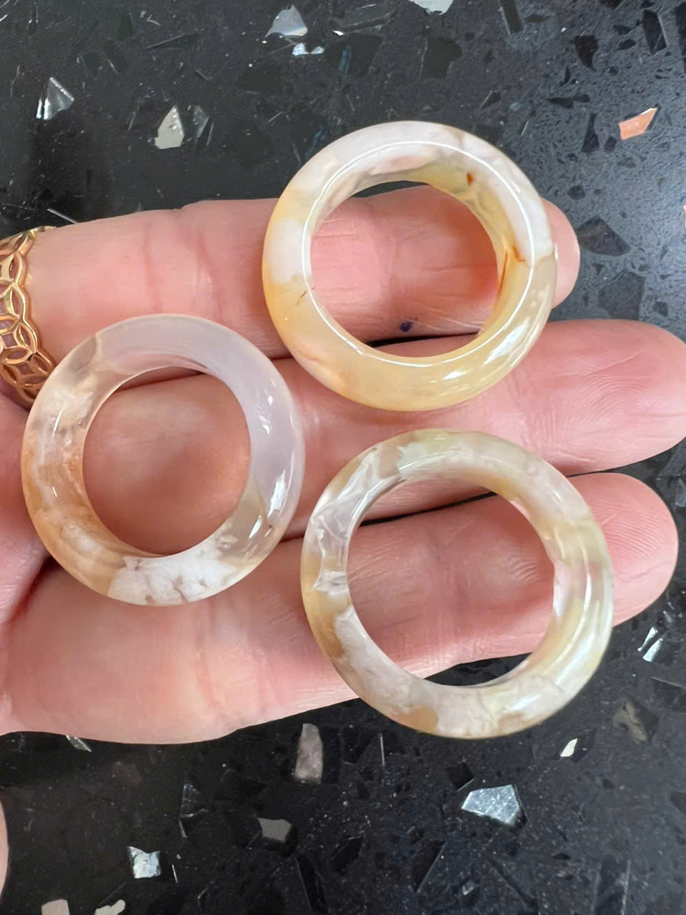 Nhẫn Nữ mới Đá Mã Não Bông Bông Vàng Trắng Đều Bóng Đẹp Ni 18mm Cao 7mm Dầy 4mm Chị em Nữ mệnh Kim mệnh Thủy mệnh Thổ đeo lên tay xinh xắn may mắn ạ