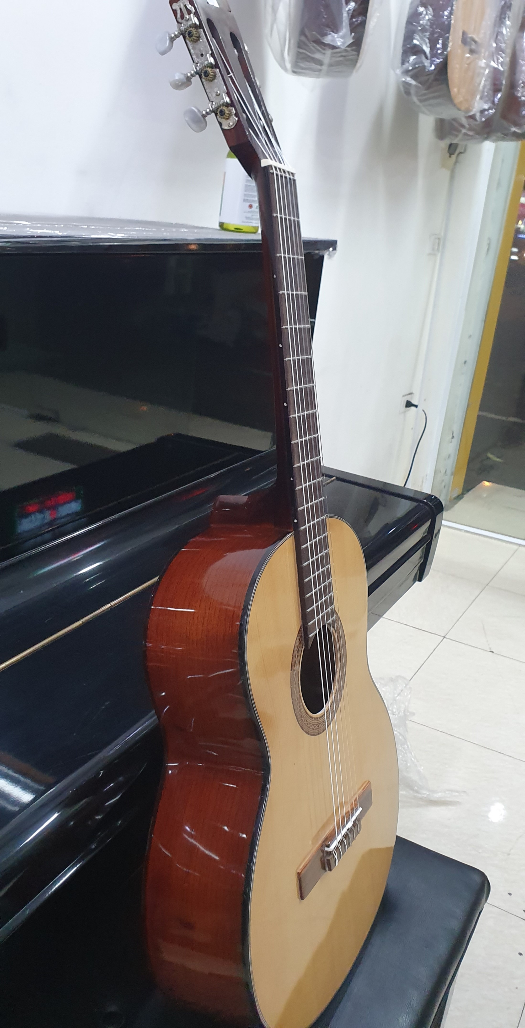 Đàn guitar classic MKC135, thùng tròn, size 4, vân gỗ, Việt Nam, kèm bao da 3 lớp, bộ dây