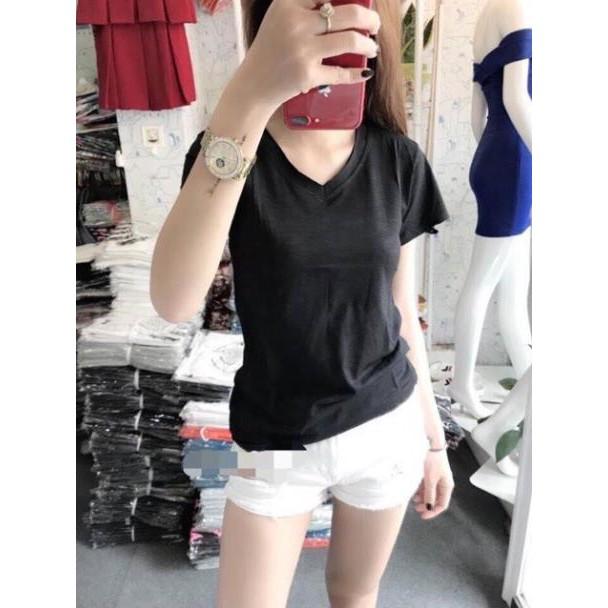 Áo phông giấy cổ chữ V năng động, cá tính cho nữ