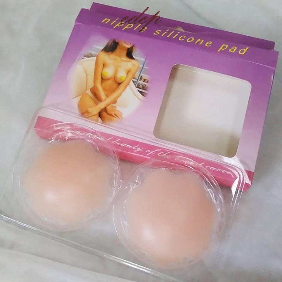 Hộp gồm 2 Miếng dán ngực silicon hình hoa mai , dán ti đi biển