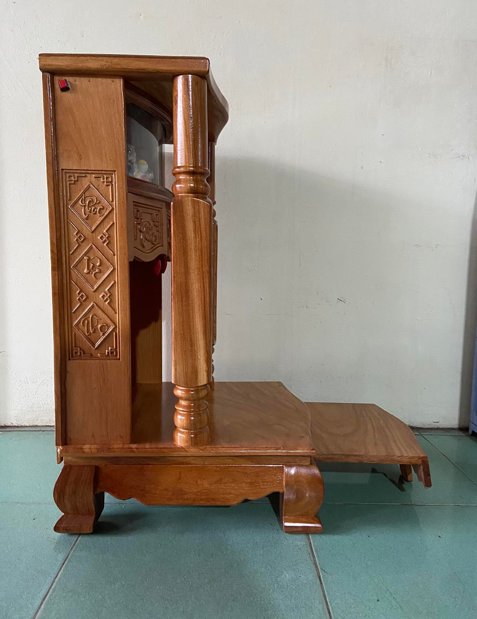 Bàn thờ thần tài ông địa cột vuông, có hộp đèn 50 x 81cm - gỗ gõ đỏ