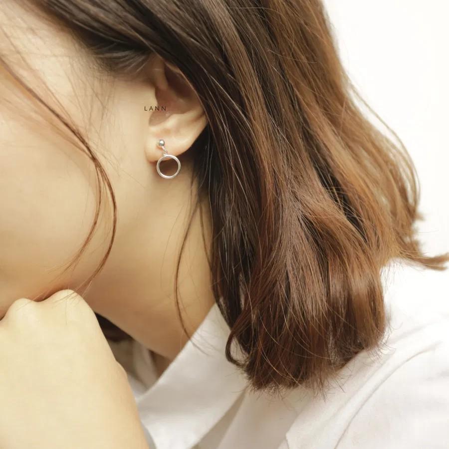 Khuyên dot tròn gắn đường tròn - thanh ngang S925 LANN