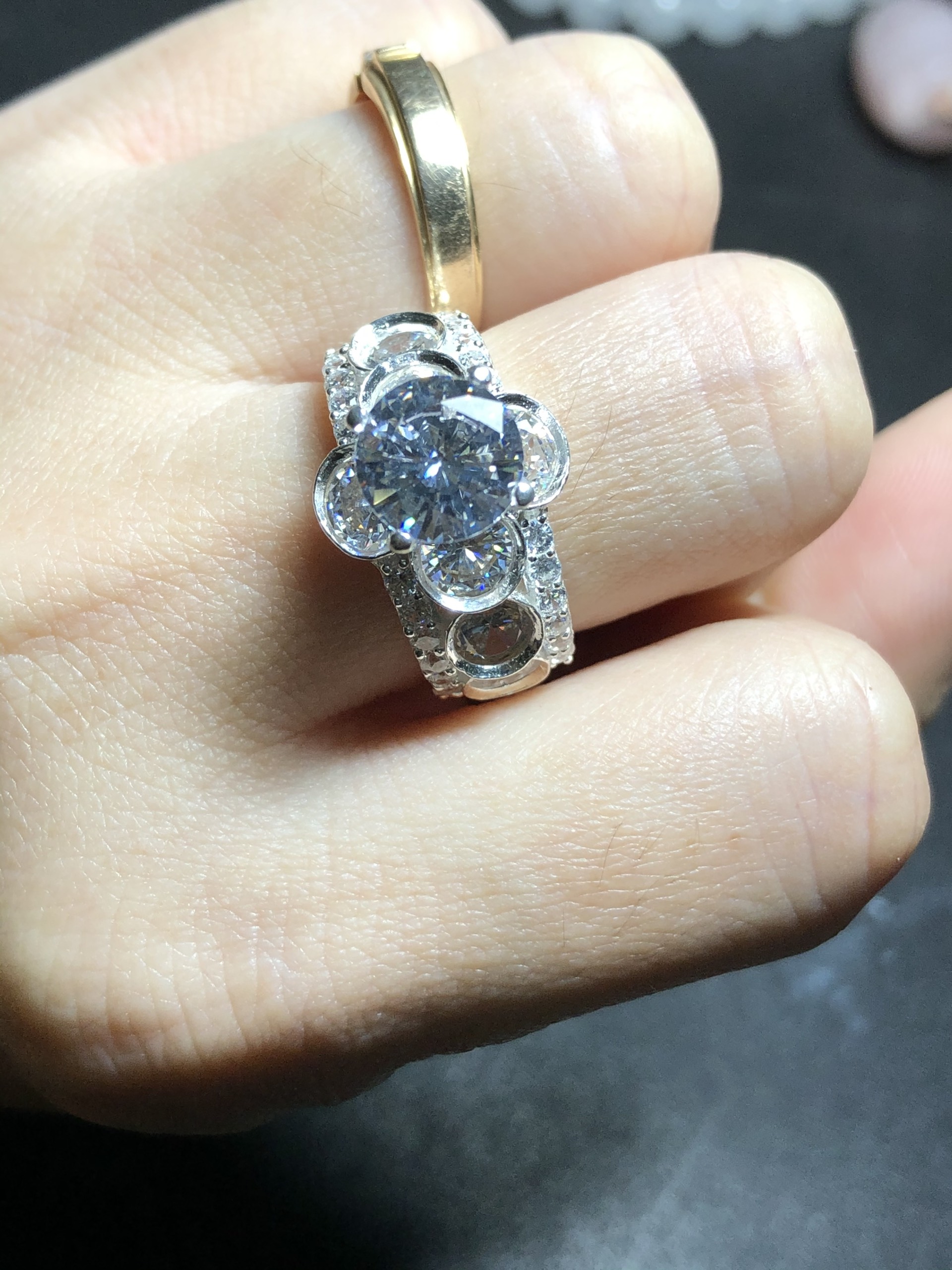 Nhẫn bạc đính đá zircon rất đẹp - bạc thật