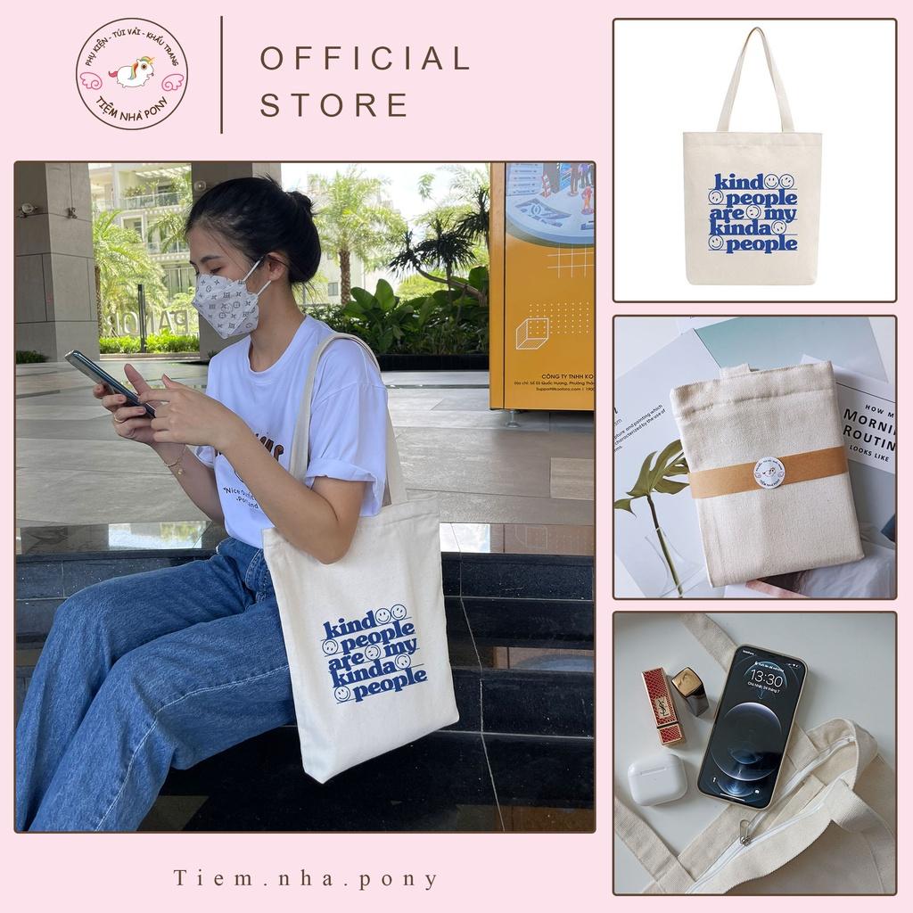 Túi tote vải mộc Tiệm nhà Pony dây kéo in hình Kind people are kinda people PM65