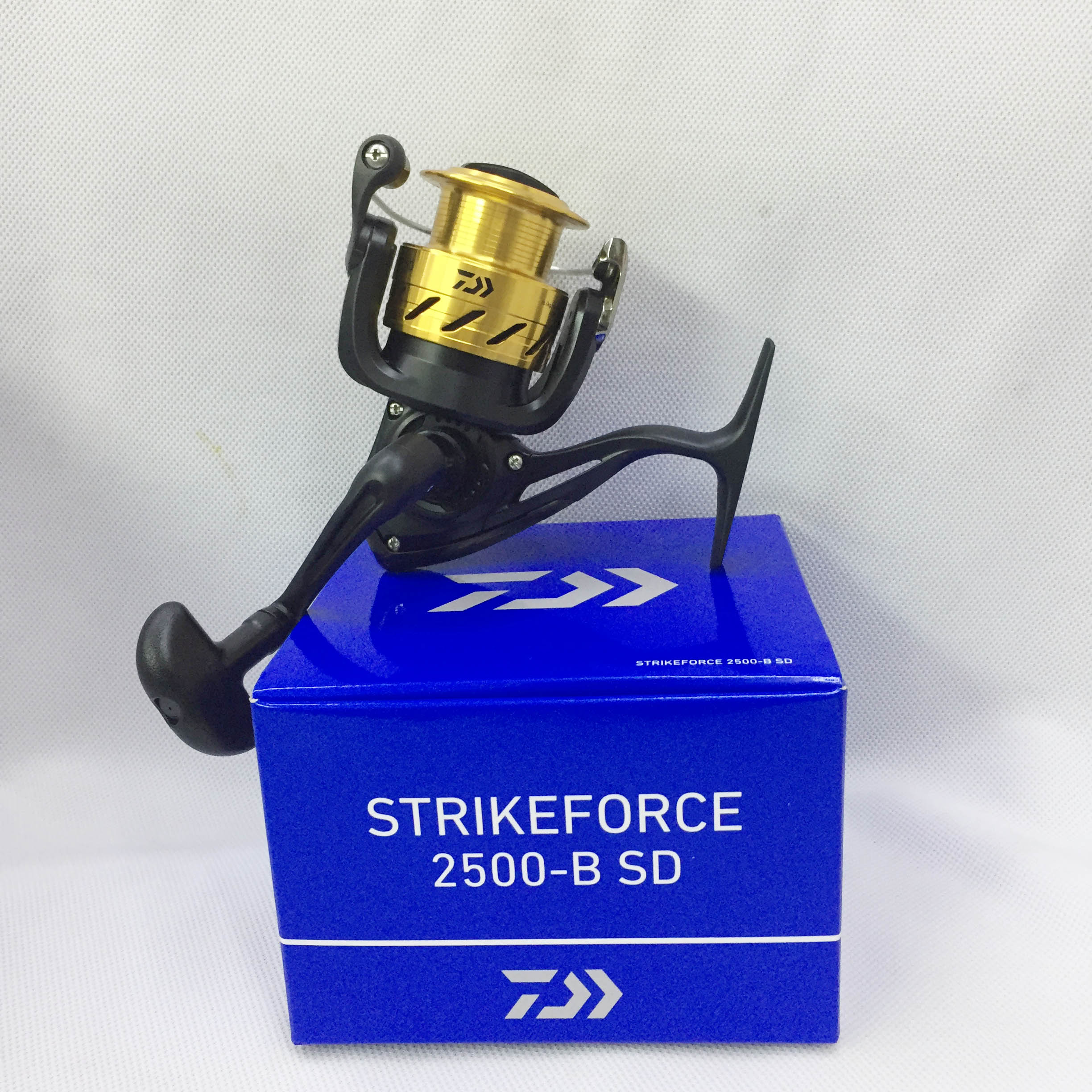 Máy câu cá Daiwa Strikeforce B SD New