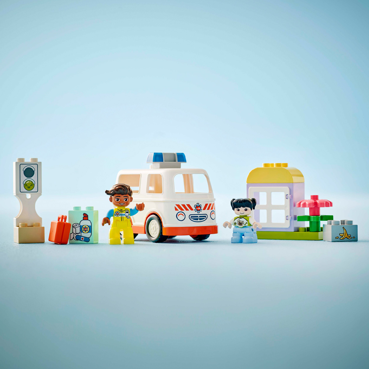 Đồ Chơi Lắp Ráp Xe Cứu Thương &amp;amp; Tài Xế LEGO DUPLO 10447 (19 Chi Tiết)