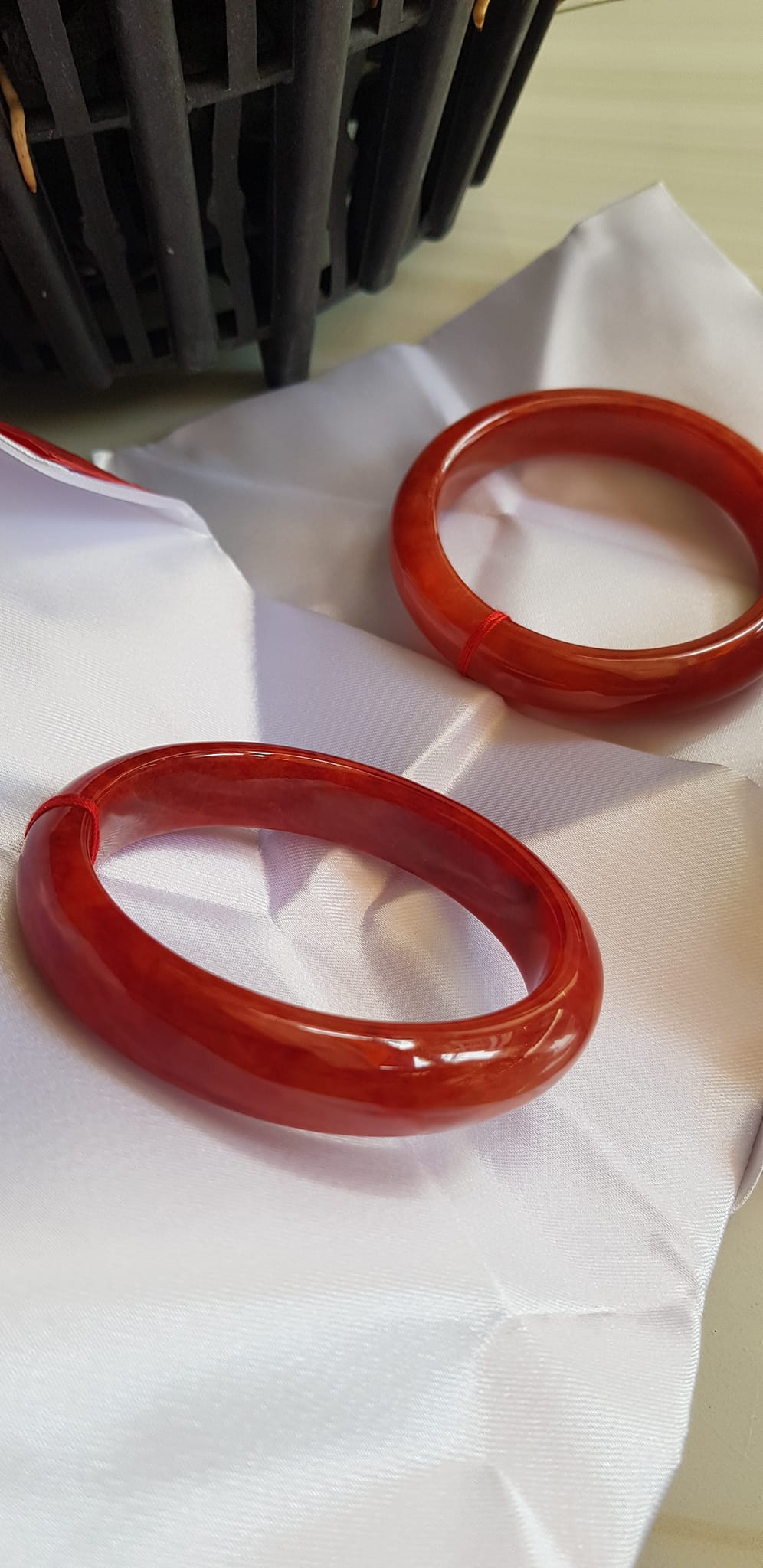 Vòng Cẩm Thạch mới Bản Hẹ Đỏ 62mm x cao 13,5mm x dầy 8,5mm màu đỏ bóng đều đẹp nữ mệnh hỏa mệnh thổ đeo hợp Nữ 68kg - 80kg đeo ạ