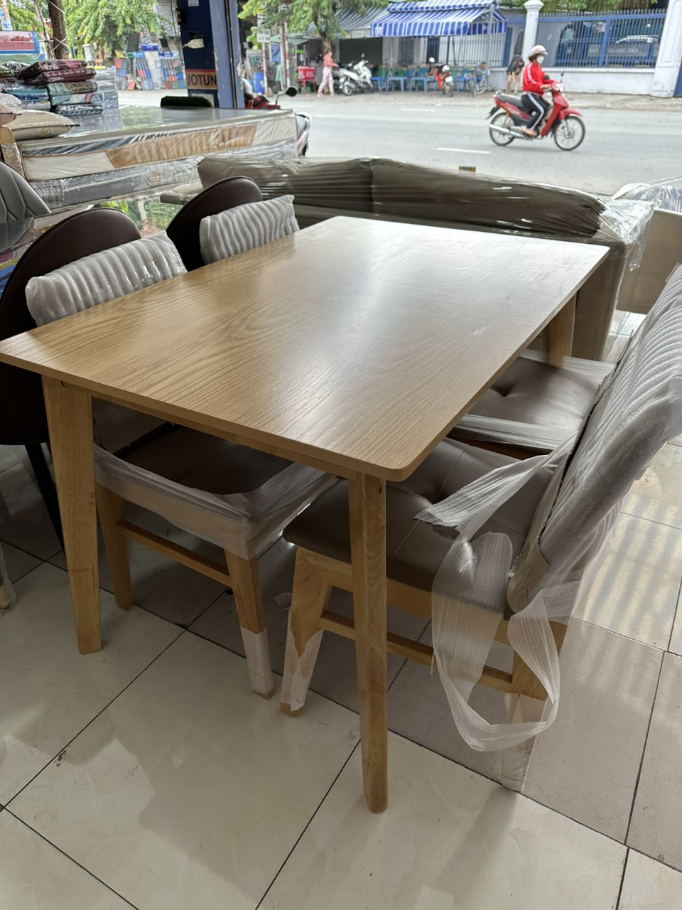 Bộ bàn ăn gỗ Juno Sofa 4 ghế chữ A kích thước 1m2