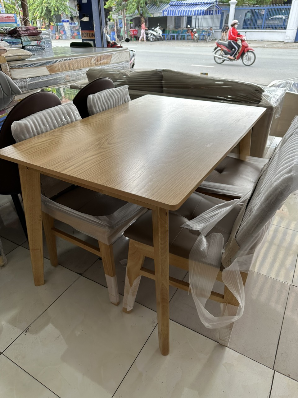 Bộ bàn ăn gỗ Tundo 4 ghế chữ A kích thước 1m2