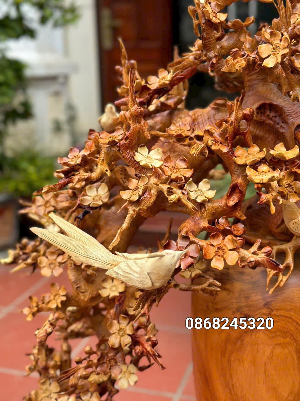 1 Bình hoa mai lan phong thủy trang trí phòng khách bằng gỗ hương