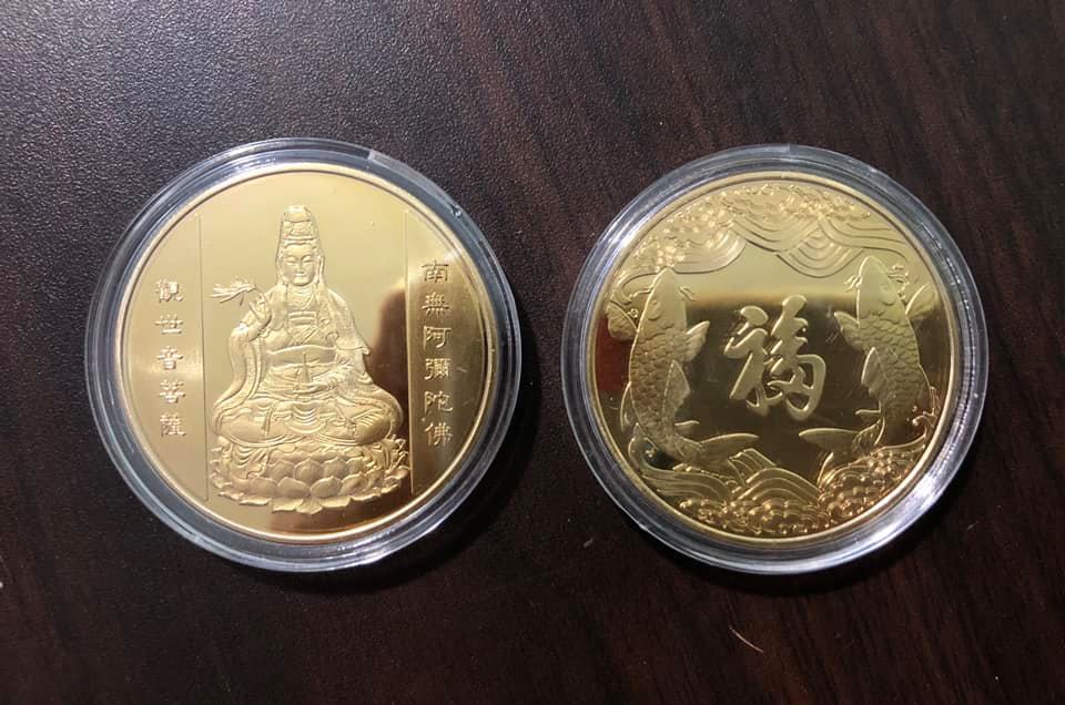 Xu tượng Phật ngồi và con cá mang lại bình an và may mắn
