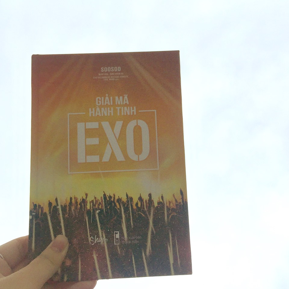 Combo Sách Hot - Số Lượng Có Hạn: Đế Chế SM + Gỉai Mã Hành Tinh EXO (Tặng Kèm Photobook In Màu, Bookmark Happy Life)