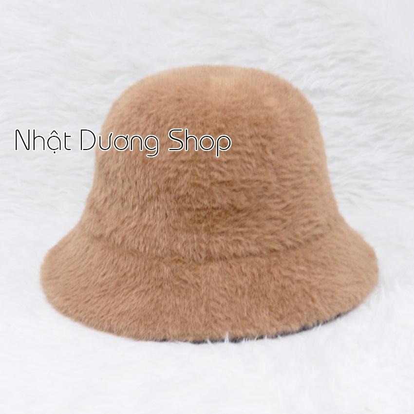 Mũ bo cụp lông thỏ, nón tai bèo hàng quảng châu thêu chữ Yiziya, phía trong có 2 dây rút giúp giữ chặt nón khi đội.