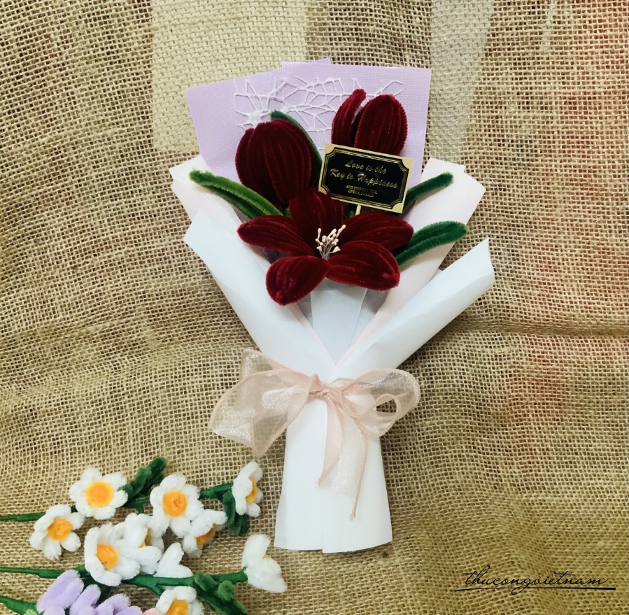 Bó hoa tulip từ kẽm nhung handmade (25×35cm)