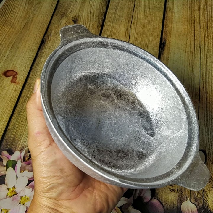 Nồi Gang Kho Thịt Cá 17,5cm. Đặc biệt nồi Đúc thủ công Nguyên khối, vẫn còn nét thô sơ cổ điển. Phù hợp cho các món kho tộ, kho quẹt tại bàn cho các nhà hàng