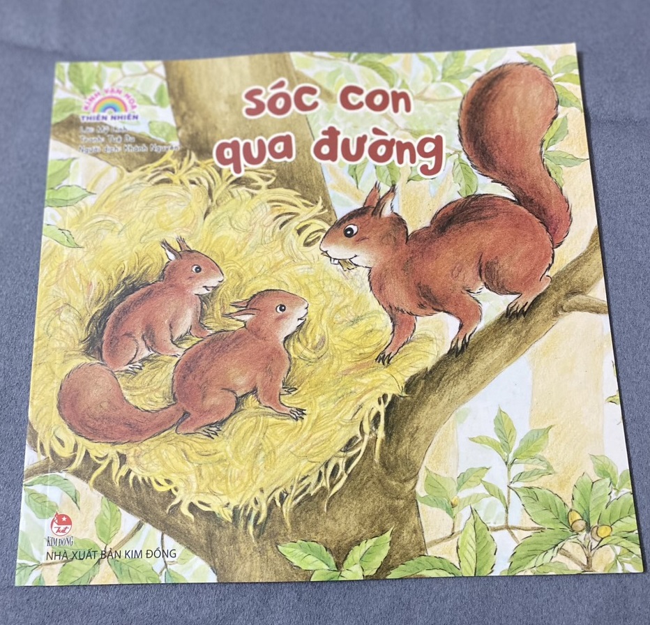Sách - Kính vạn hoa thiên nhiên: Sóc con qua đường