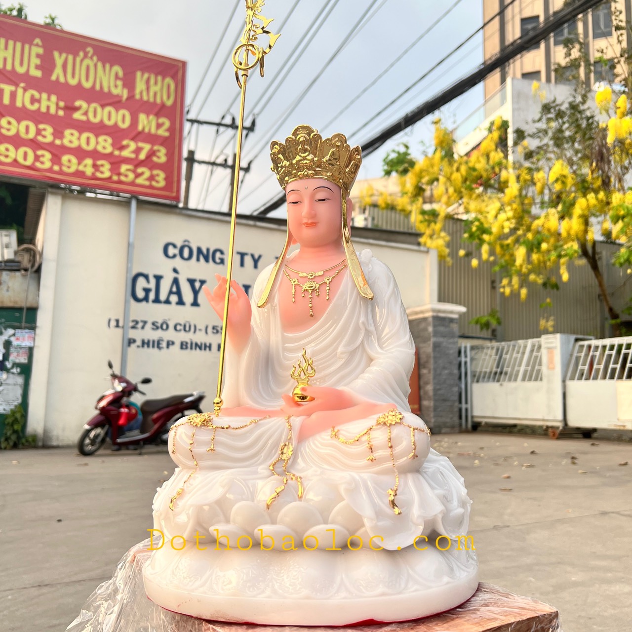 Tượng Địa Tạng Vương Bồ Tát ngồi trên đài sen bằng đá nhập khẩu cao cấp cao 40cm– màu trắng