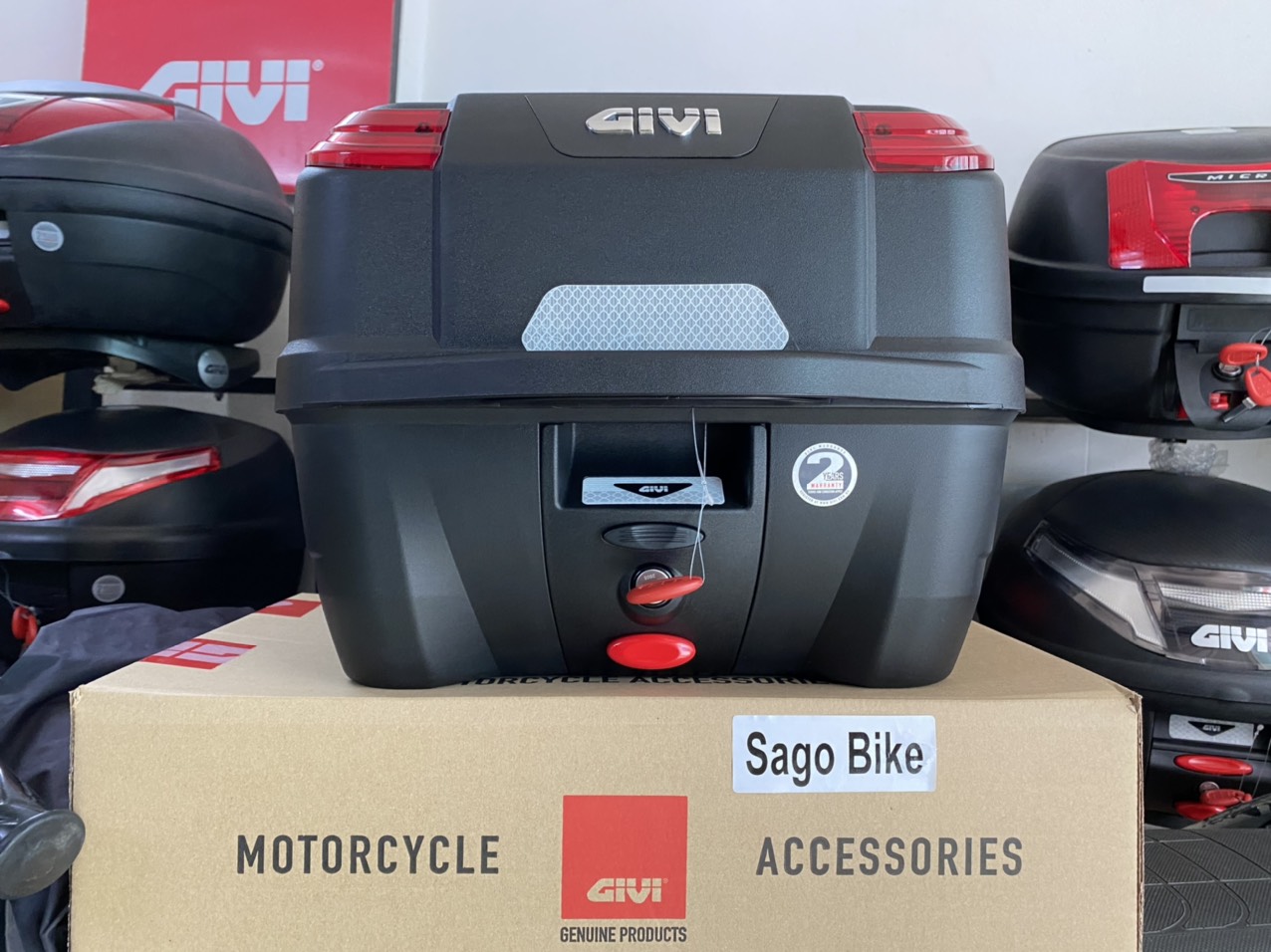 Thùng Givi B33NM, thùng givi 33lit kèm đế, ốc gắn