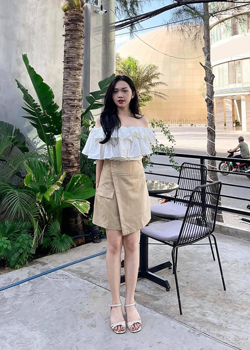 Set Áo Croptop Hỡ Vai Kèm Chân Váy Đính Nút Thời Trang