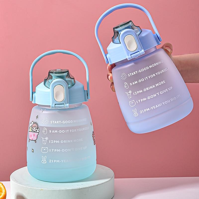 BÌNH ĐỰNG NƯỚC 1300ML DỄ THƯƠNG CÓ VẠCH BÁO NHẮC NHỞ GIỜ UỐNG NƯỚC TÍCH HỢP ỐNG HÚT VÀ DÂY ĐEO TIỆN LỢI