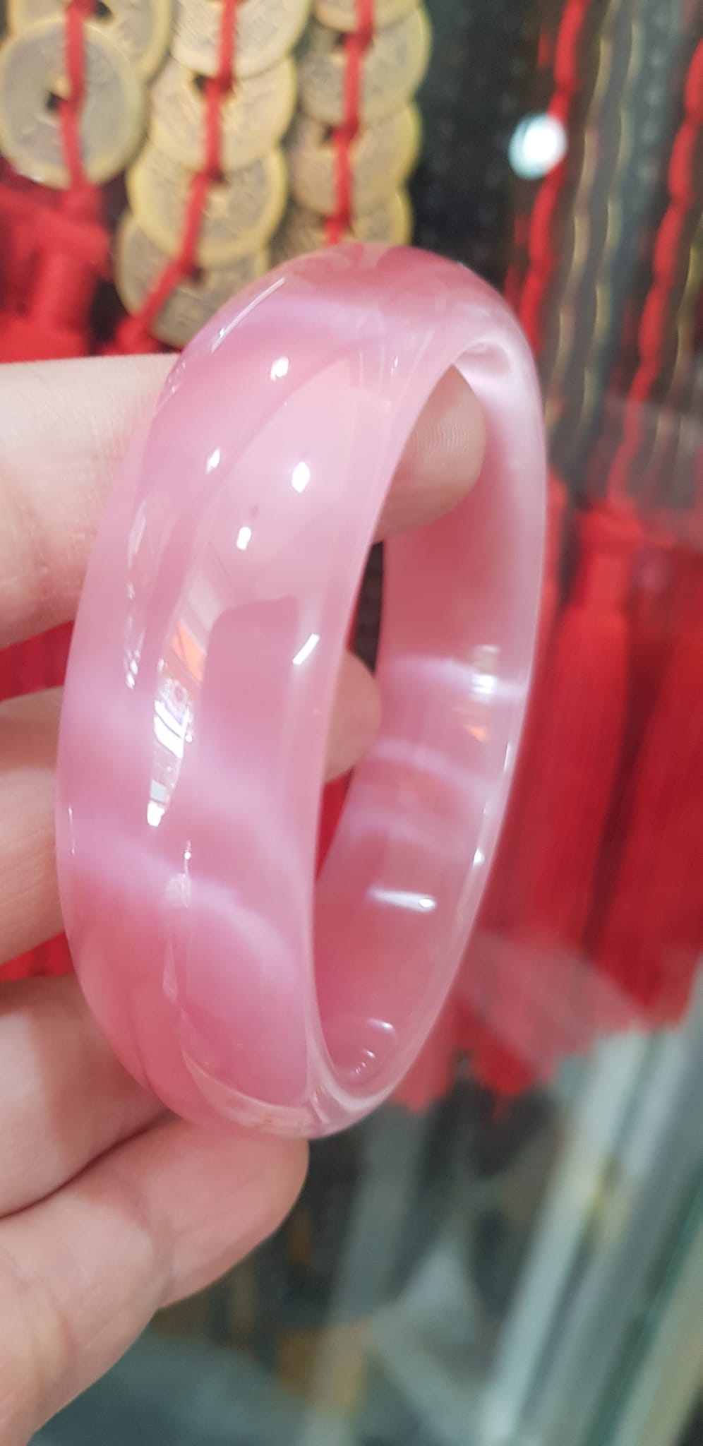 Vòng tay nữ đá mắt mèo Bản Hẹ Trắng mới Ni 60mm x Cao 18mm x Dầy 7mm Màu hồng tươi bóng sáng đẹp hợp Nữ mệnh hoả mệnh thổ Nữ 56kg - 65kg đeo ạ