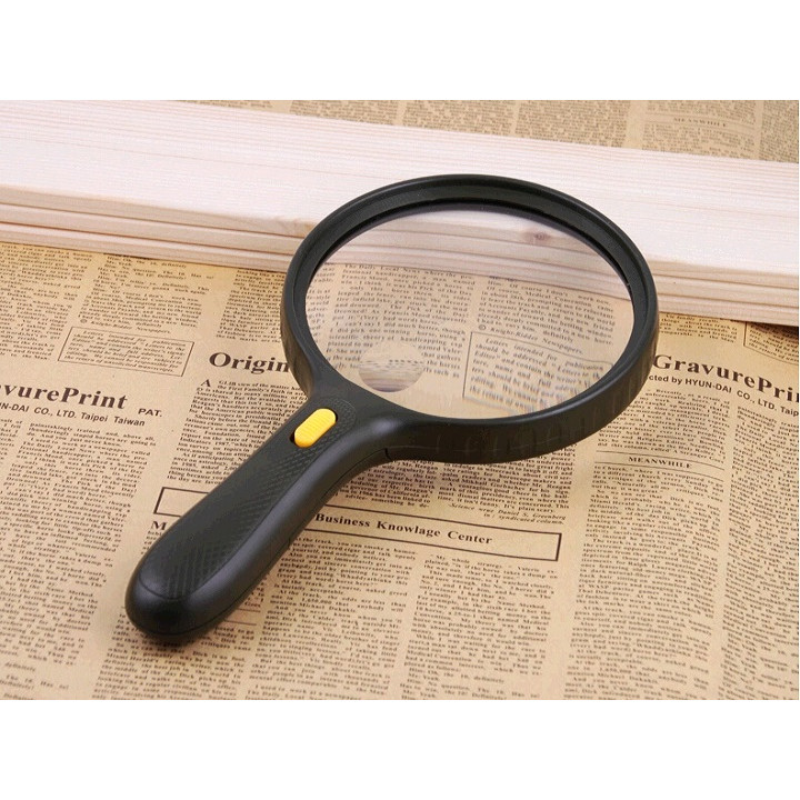 Kính lúp 1,5X-5X cầm tay dùng cho người già đọc sách báo tích hợp đèn led trợ sáng
