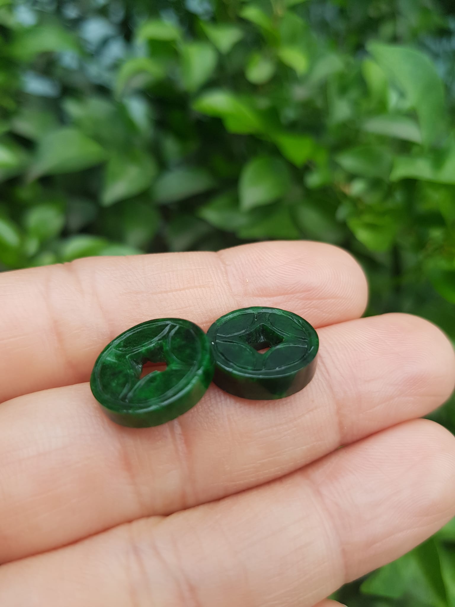 Mặt Dây Chuyền Mặt Nhẫn Đồng Tiền Mới màu Xanh Đậm Đẹp Đá Cẩm thạch xanh tự nhiên  Size nhỏ vừa đk 13,5mm x dầy 3mm  Nữ bọc vàng lên đeo đẹp lắm rất ý nghĩa đồng tiền may mắn tài lộc ạ