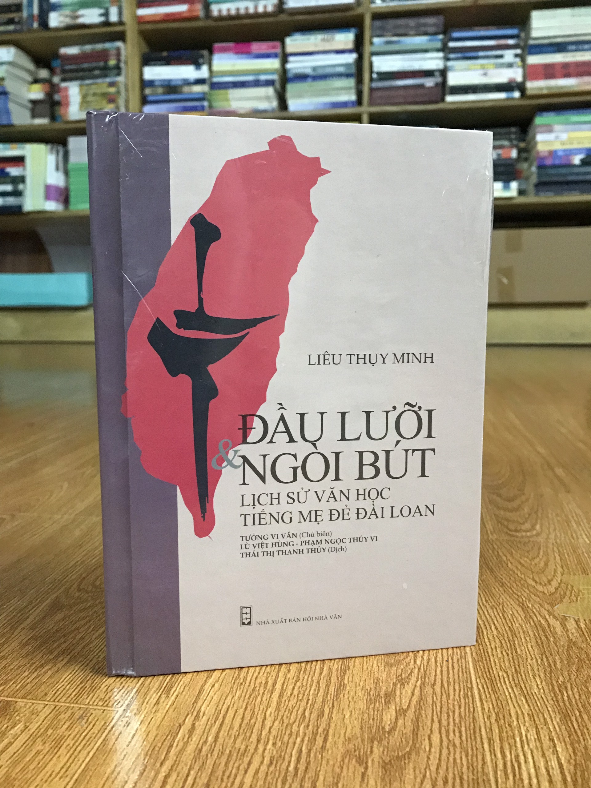 Combo sách khảo cứu hay: Những tù nhân của địa lý + Đầu lưỡi và ngòi bút  (bản bìa cứng tặng kèm bookmark)