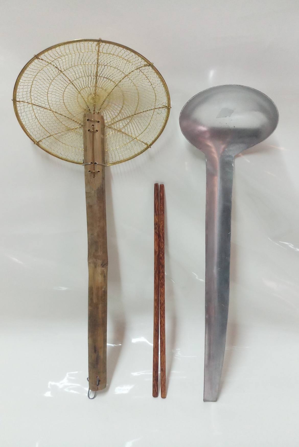 COMBO 1 VỢT THAU VỚT MÌ,VỚT XƯƠNG,THỨC ĂN+ 1 VÁ NHÔM BAY MÚC NƯỚC DÙNG+ 1 ĐÔI ĐŨA GỖ DỪA LỚN CAO CẤP.