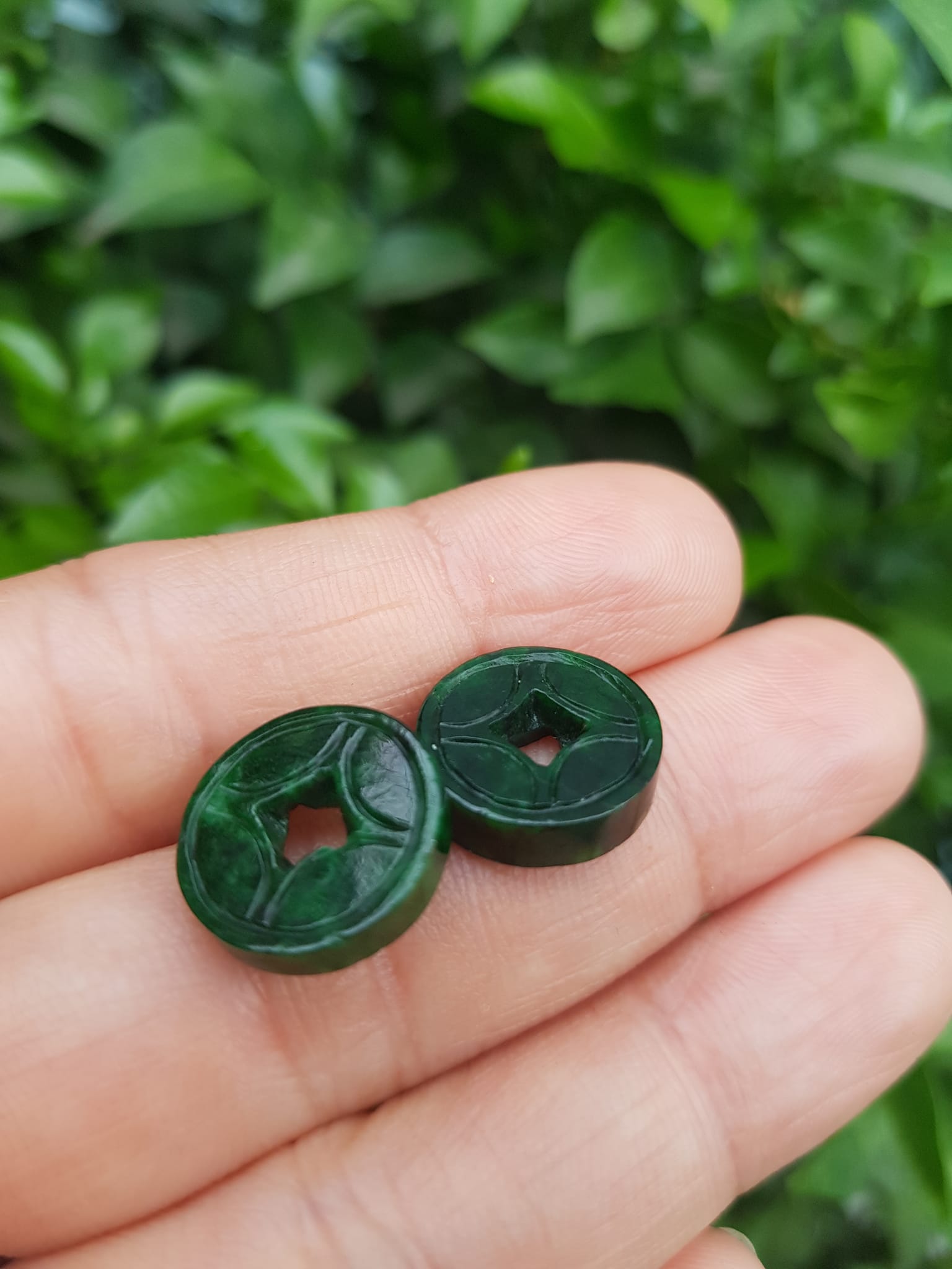 Mặt Dây Chuyền Mặt Nhẫn Đồng Tiền Mới màu Xanh Đậm Đẹp Đá Cẩm thạch xanh tự nhiên  Size nhỏ vừa đk 13,5mm x dầy 3mm  Nữ bọc vàng lên đeo đẹp lắm rất ý nghĩa đồng tiền may mắn tài lộc ạ