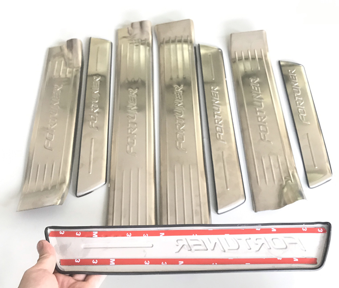 Bộ Ốp bậc cửa, Nẹp bước chân INOX dành cho xe Toyota Fortuner - Bên trong