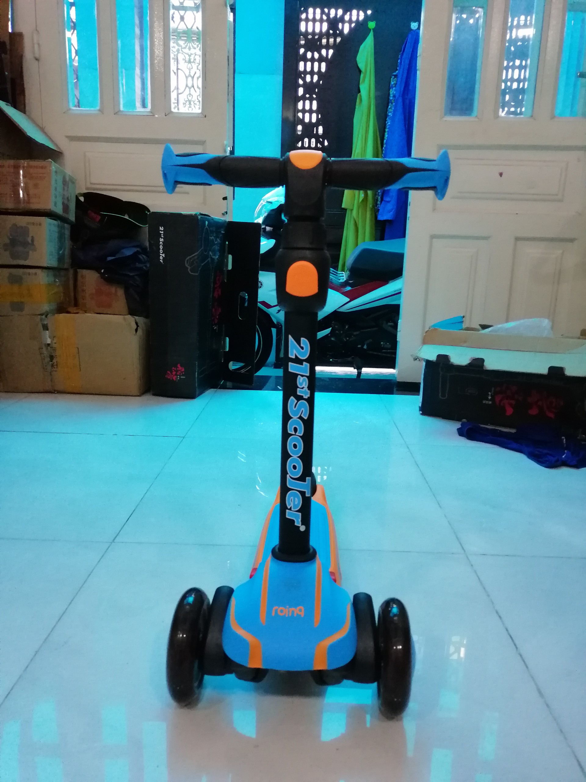 Xe trượt 21st scooter màu xanh dương có hệ thống giảm xóc