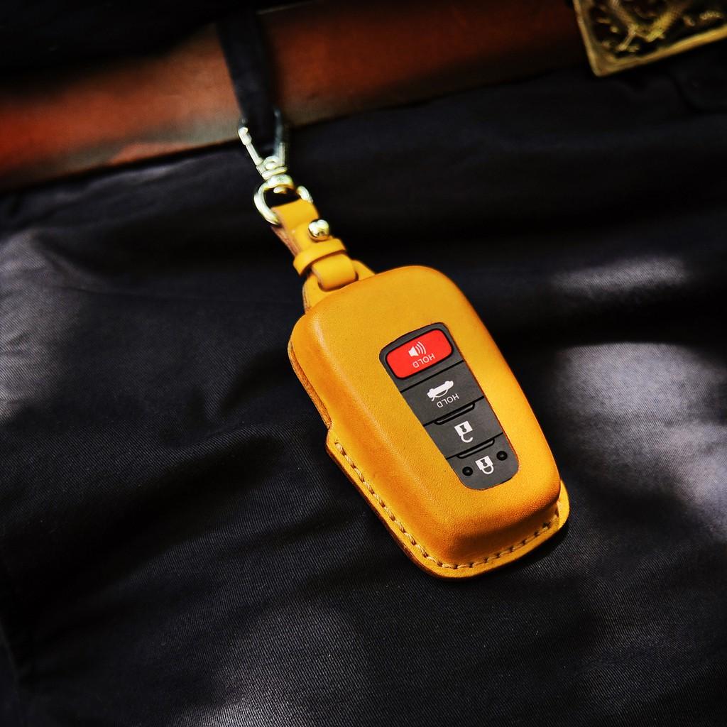 BAO MÁY THỦ CÔNG ĐƯỢC CHẾ TÁC TỈ MỈ DÀNH CHO CHÌA XE CAMRY - BAO DA ĐEO HÔNG VỚI GAM MÀU VÀNG THỜI THƯỢNG