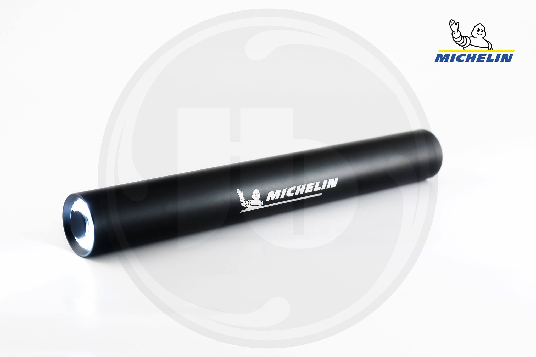 Bơm lốp xe mini dùng pin sạc Michelin