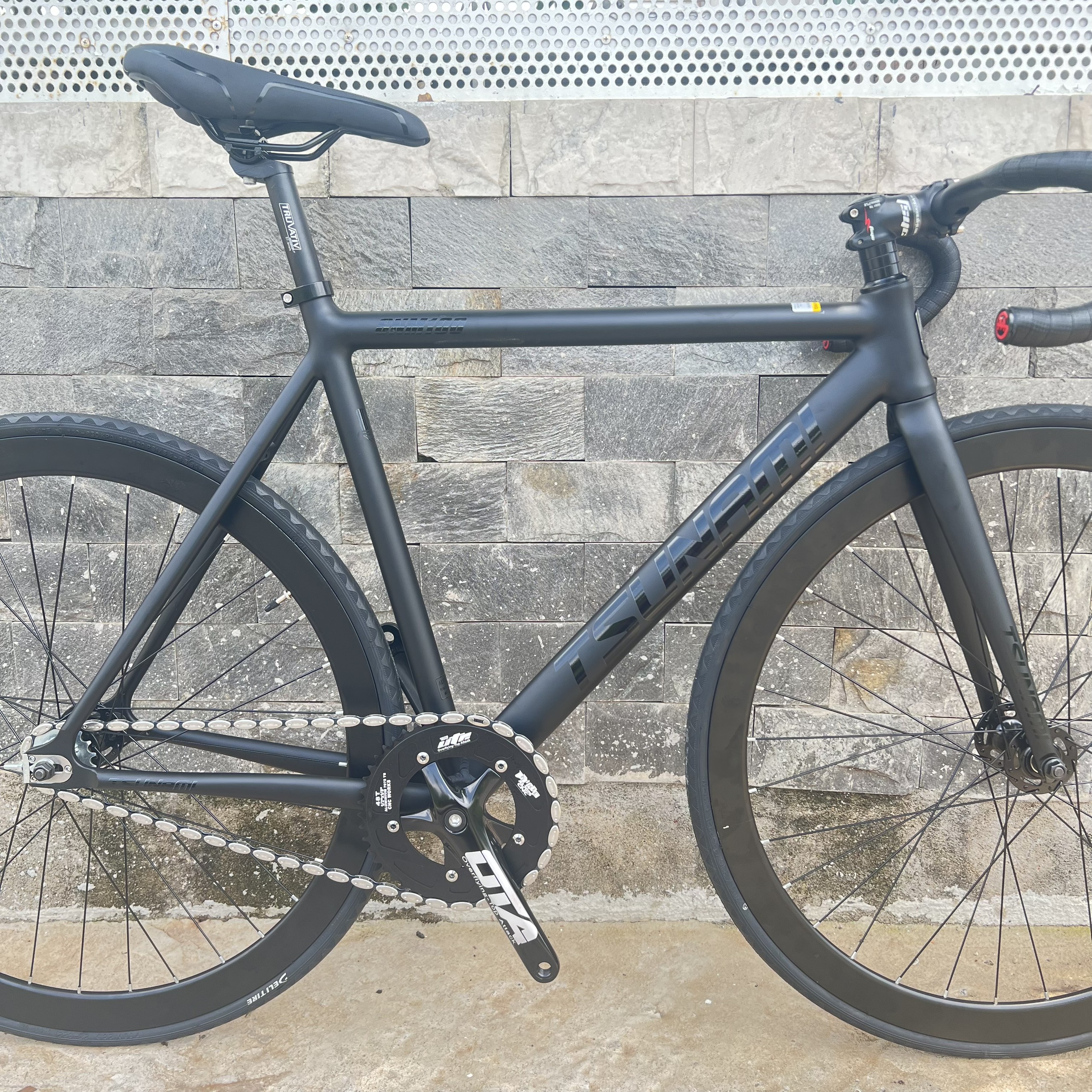 Xe đạp fixed gear TSUNAMI SNM100 nâng cao - Đen nhám chữ đen