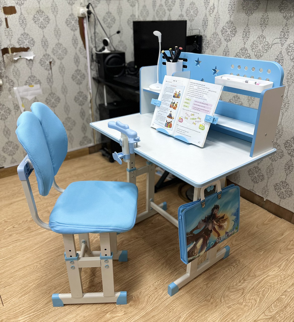 Bộ bàn học cho bé tiểu học E01 tăng giảm chiều cao, kệ sách, đệm mông