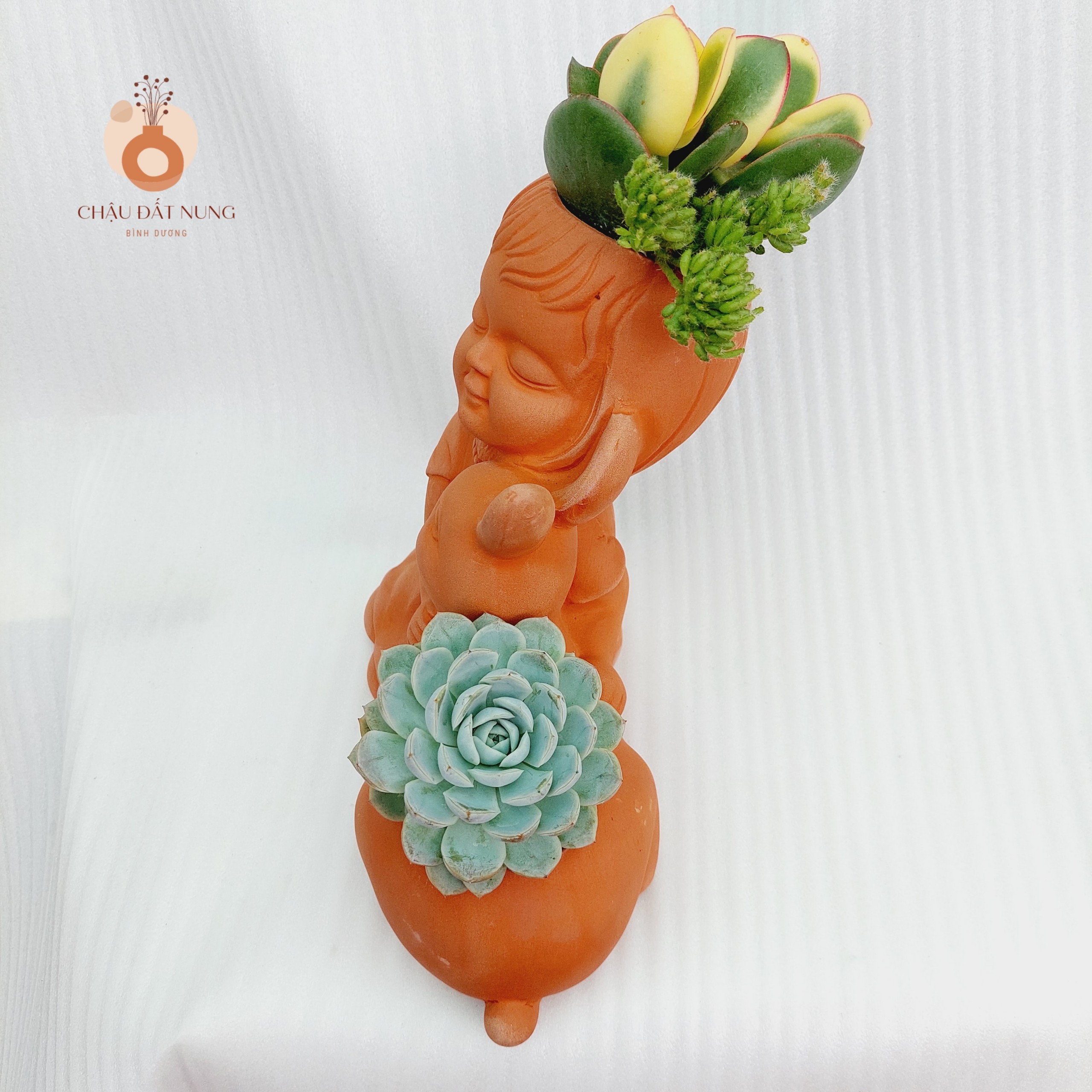 Chậu đất nung Bình Dương - Cô gái Serena và bạn thỏ, miệng chậu 8cm, chiều cao 23cm