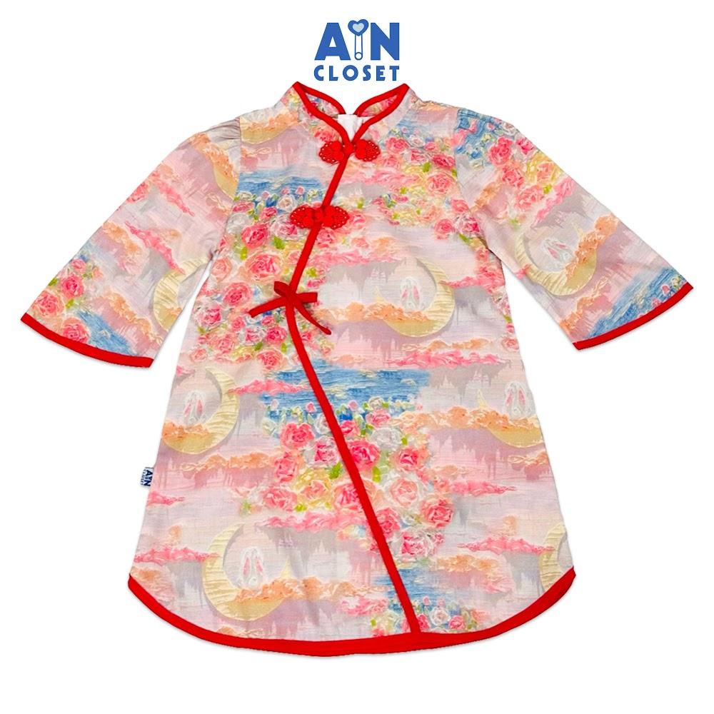 Đầm Sườn xám bé gái họa tiết Thỏ Mặt Trăng viền đỏ cotton - AICDBTWLJTC2 - AIN Closet
