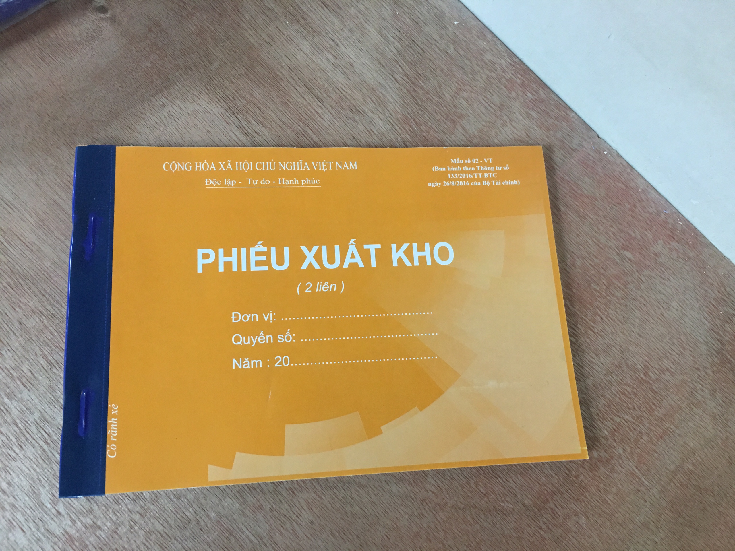 Combo 3 quyển phiếu Xuất Kho/ Nhập Kho 100 tờ (Tặng bút bi nến viết trơn đều mực)