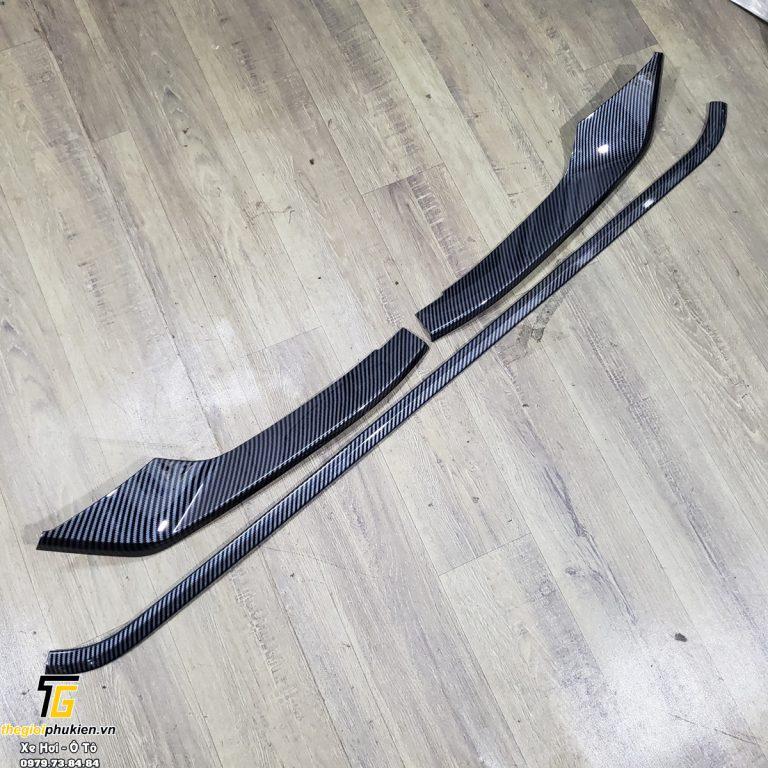 Ốp viền cản trước, viền đèn gầm trước KIA Carnival 2022 vân carbon, các bon cao cấp
