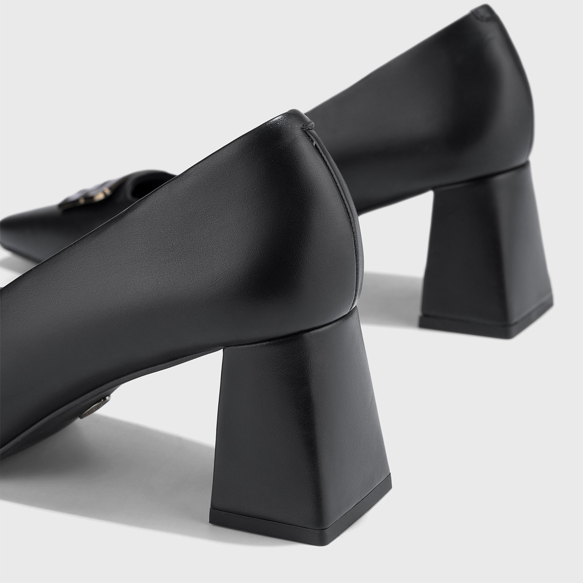 Giày Bít Mũi Block Heel Nhấn Khóa Trang Trí - BMN 0675